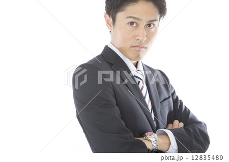 ビジネスマン　ポートレート　腕を組む 12835489