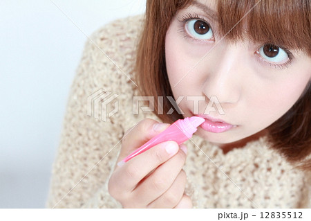 ミディアムヘアの若い女性 12835512