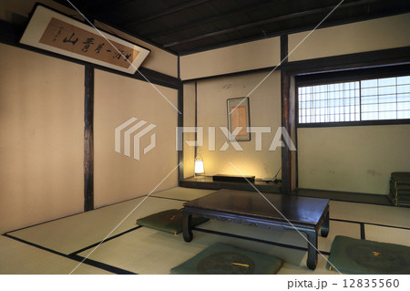 竹原市、町並み保存地区の「頼惟清旧宅」土間を挟んだ離れの座敷 12835560