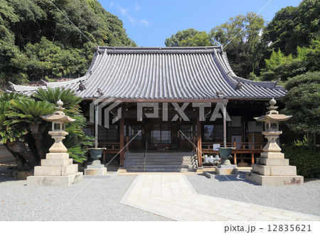 竹原市、町並み保存地区の西方寺本堂 12835621