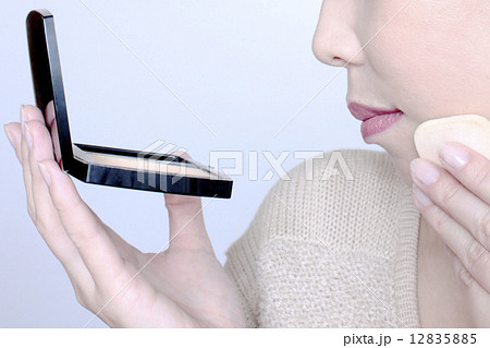 ファンデーションと女性 12835885