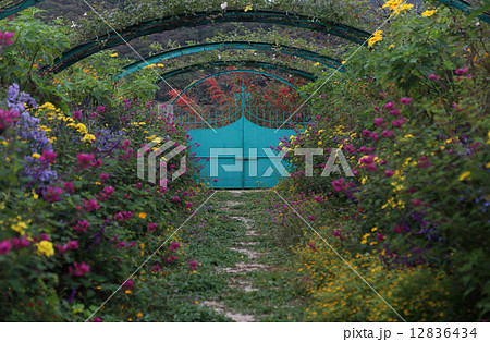 高知県北川村 モネの庭 花の庭のモネの門の写真素材