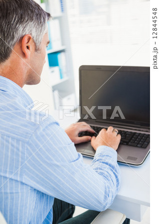 Focused man using his laptop 12844548
