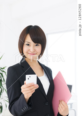 若い女性 12845260