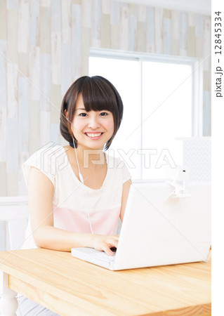 若い女性 若い女性 12845334