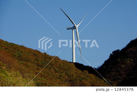 風力発電装置　山頂の風力発電装置 12845376