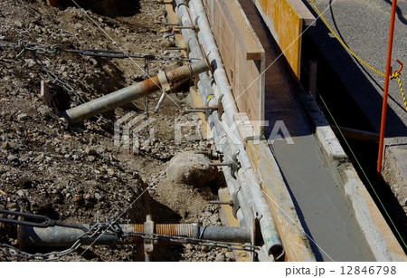 住宅の外構工事　境界の土留め 12846798