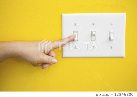スイッチを押す指 12846800