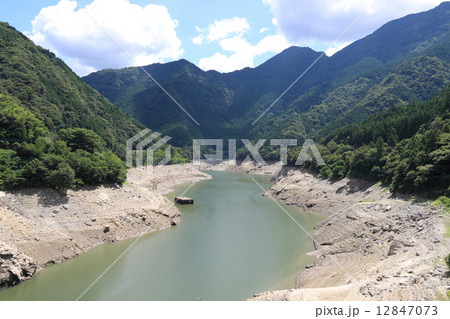 早明浦ダム貯水率低下（27％）で現れた「旧大川村役場」 12847073