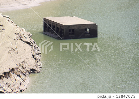 早明浦ダム貯水率低下（27％）で現れた「旧大川村役場」 12847075