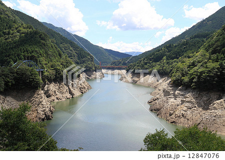 貯水率が低下し（27％）第3次取水制限に入った早明浦ダム（早明浦湖）、柚の木橋付近 12847076