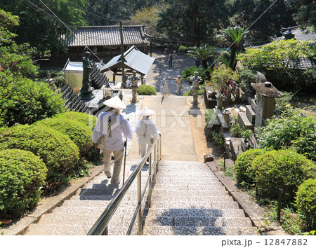 四国霊場第18番札所「恩山寺」石段を下るお遍路さん 12847882