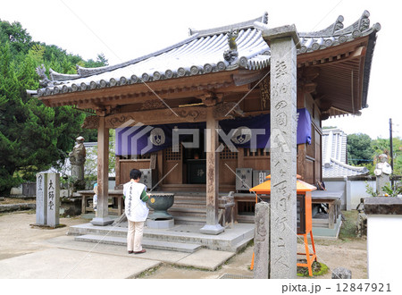 四国霊場第11番札所「藤井寺」大師堂とお遍路さん 四国霊場第11番札所「藤井寺」大師堂とお遍路さん 12847921
