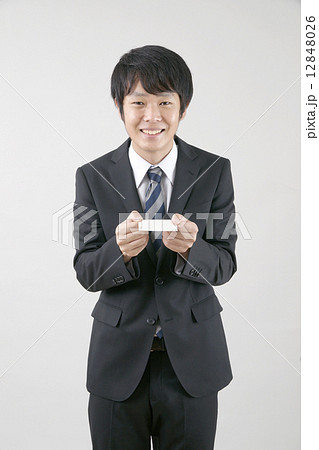 名刺をだす若いスーツ男性 12848026