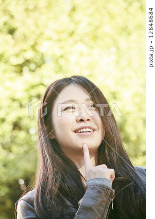 考える笑顔の女性 12848684