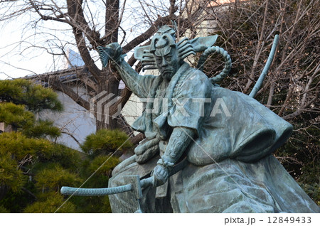 九代目･市川團十郎による「暫(しばらく)」の像（浅草寺／東京都台東区浅草） 12849433