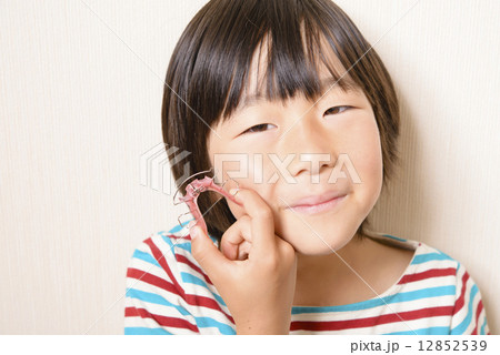 歯の矯正をする女の子 歯の矯正をする女の子 12852539