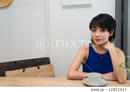 Waiting in the cafe Waiting in the cafe 12852917