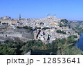 タホ川とトレドの街並 12853641