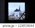 風車の窓から見た風車 12853644