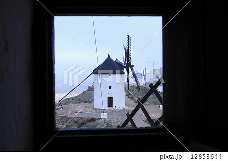 風車の窓から見た風車 風車の窓から見た風車 12853644