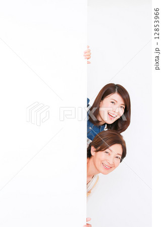 エプロン姿の女性達 12853966