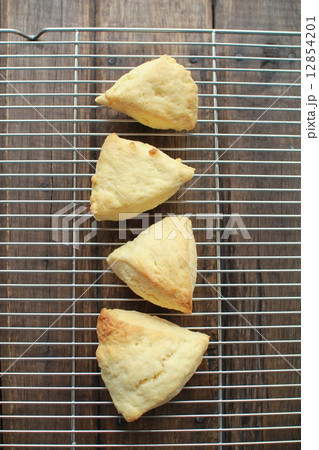 ケーキクーラーの上の焼きたて手作りスコーン 12854201
