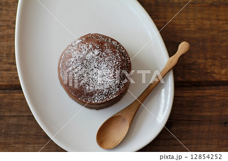 ミニサイズのガトーショコラ　しっとりチョコレートケーキ 12854252