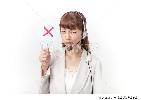 ☓印を提示するテレフォンオペレータ ☓印を提示するテレフォンオペレータ 12854292