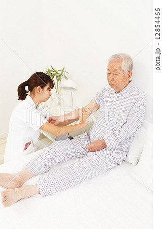 看護師と老人 看護師と老人 12854466