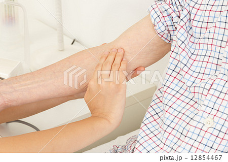 看護師と老人 12854467