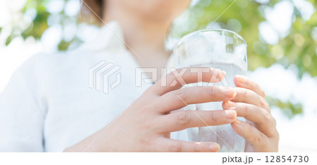 水を飲む女性 12854730