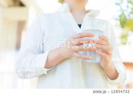 水を飲む女性 水を飲む女性 12854732