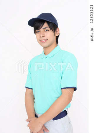 作業服を着た若い男性 12855121