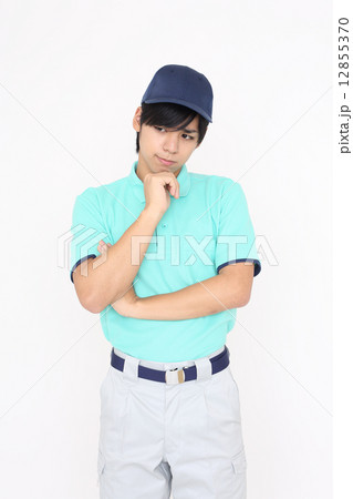 困っている制服を着た男性 12855370