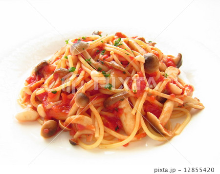 おいしい茸たっぷりのトマトソースパスタ 12855420