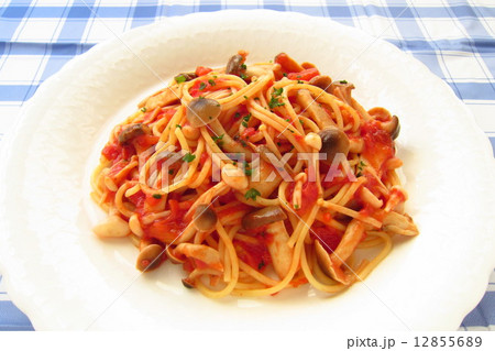 おいしい茸たっぷりのトマトソースパスタ 12855689