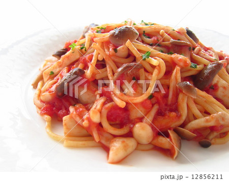 おいしい茸たっぷりのトマトソースパスタ 12856211