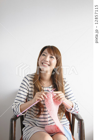 手編みマフラー 12857115