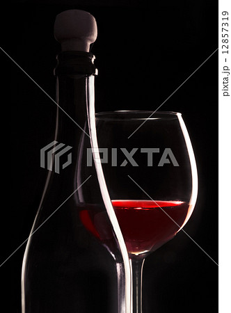 赤ワイン　グラスとボトル　黒バック１　縦 12857319