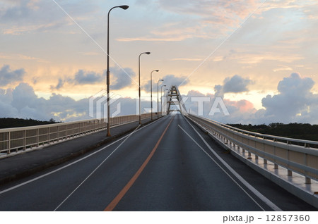 瀬底大橋（沖縄県国頭郡本部町） 12857360