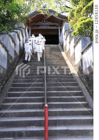 四国霊場第23番札所「薬王寺」本堂前に向かう「厄坂」（女厄坂） 12858130