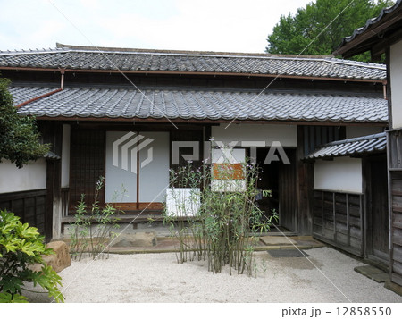 松江市の小泉八雲旧居(玄関) 松江市の小泉八雲旧居(玄関) 12858550