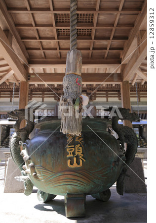 四国霊場第26番札所「金剛頂寺」本堂前の香炉（線香立て） 12859312