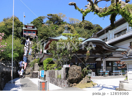 四国霊場第25番札所「津照寺」石段と鐘楼門兼仁王門、大師堂 12859360