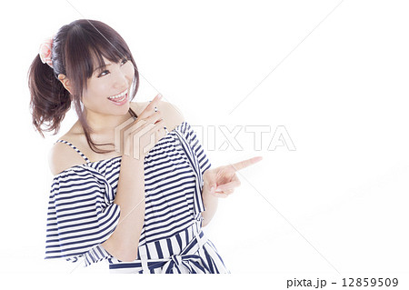 夏服を着た元気で可愛い女の子 12859509