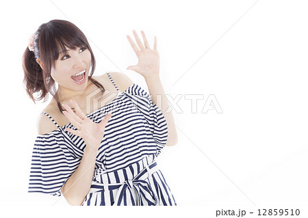 夏服を着た元気で可愛い女の子 12859510