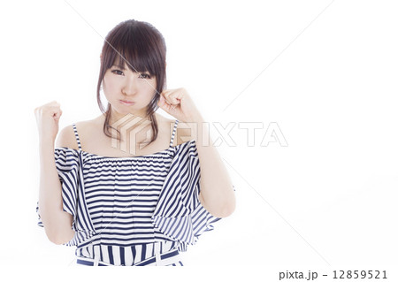 夏服を着た元気で可愛い女の子 12859521