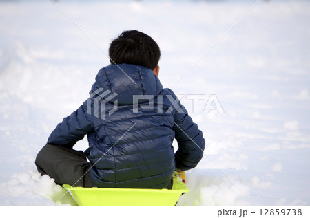 雪の公園の子供 雪の公園の子供 12859738
