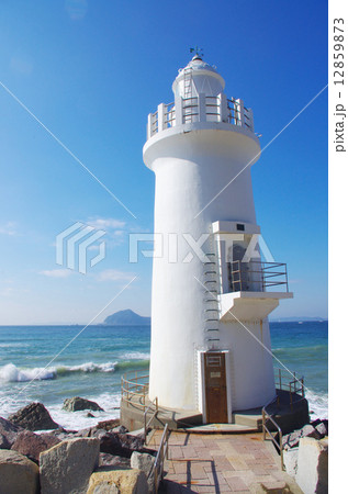 神島を望む伊良湖岬灯台 12859873